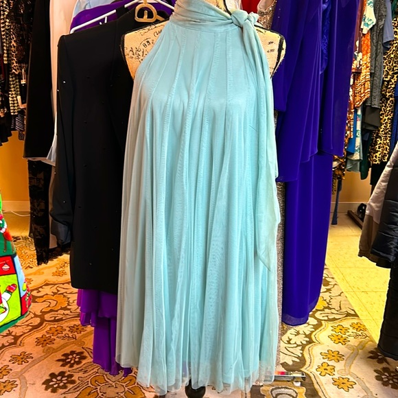 Ryu Dresses & Skirts - Beautiful neck tied semi formal dress.
